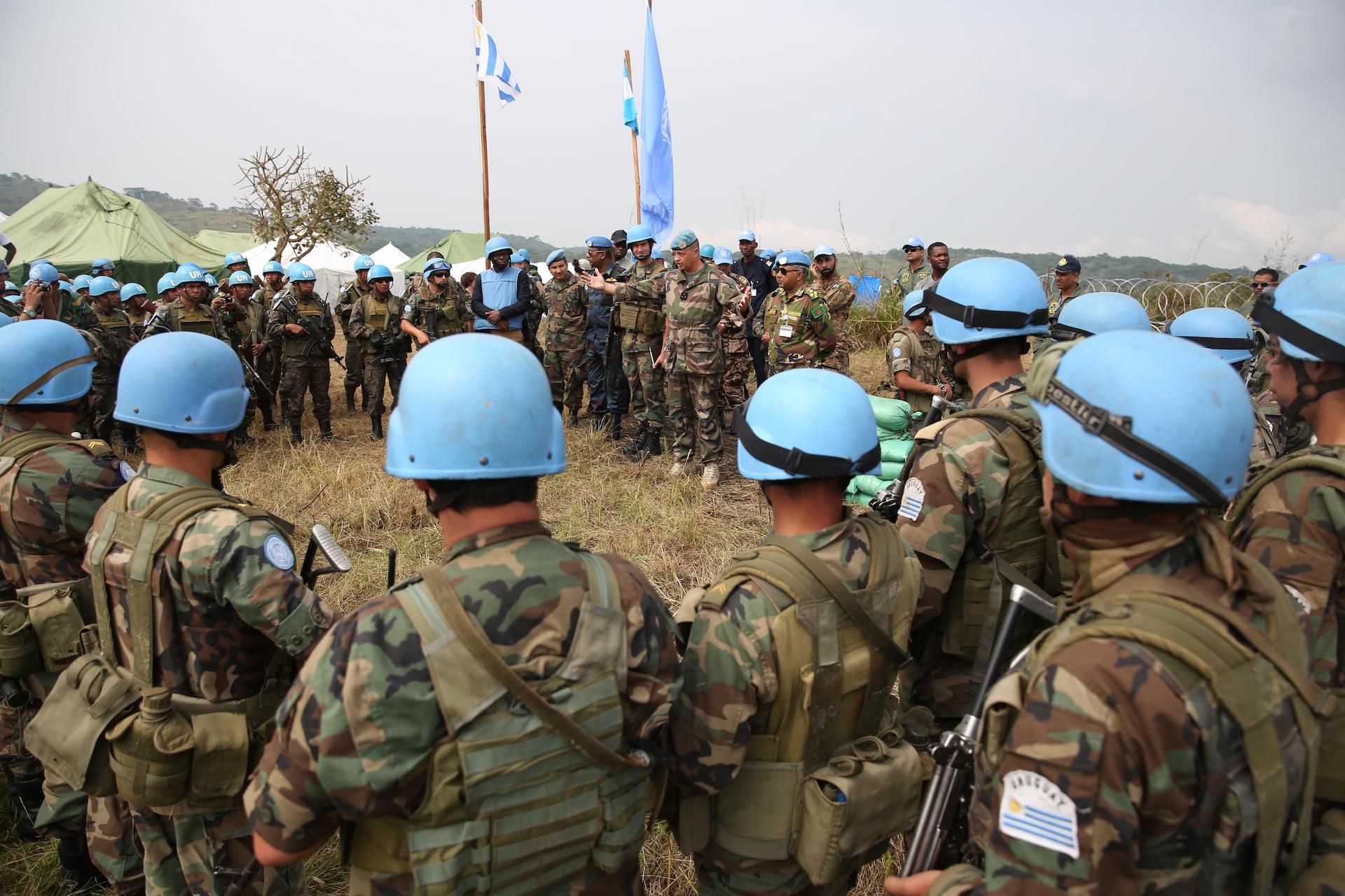 Acting Force Commander conferring with Uruguay and Guatemalan units